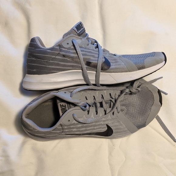 Nike shoes, Boys size 6 - Picture 2 of 4